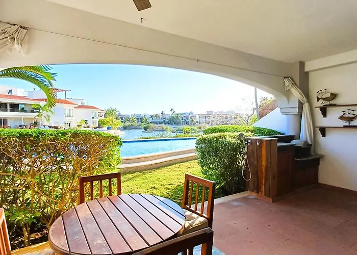 Bay Blue 2br On The Lagoon Next To The Holiday home