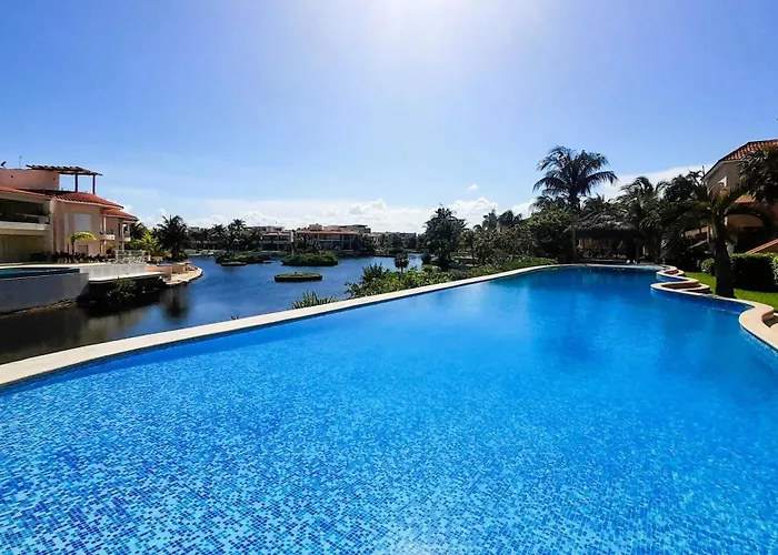Bay Blue 2br On The Lagoon Next To The Holiday home *